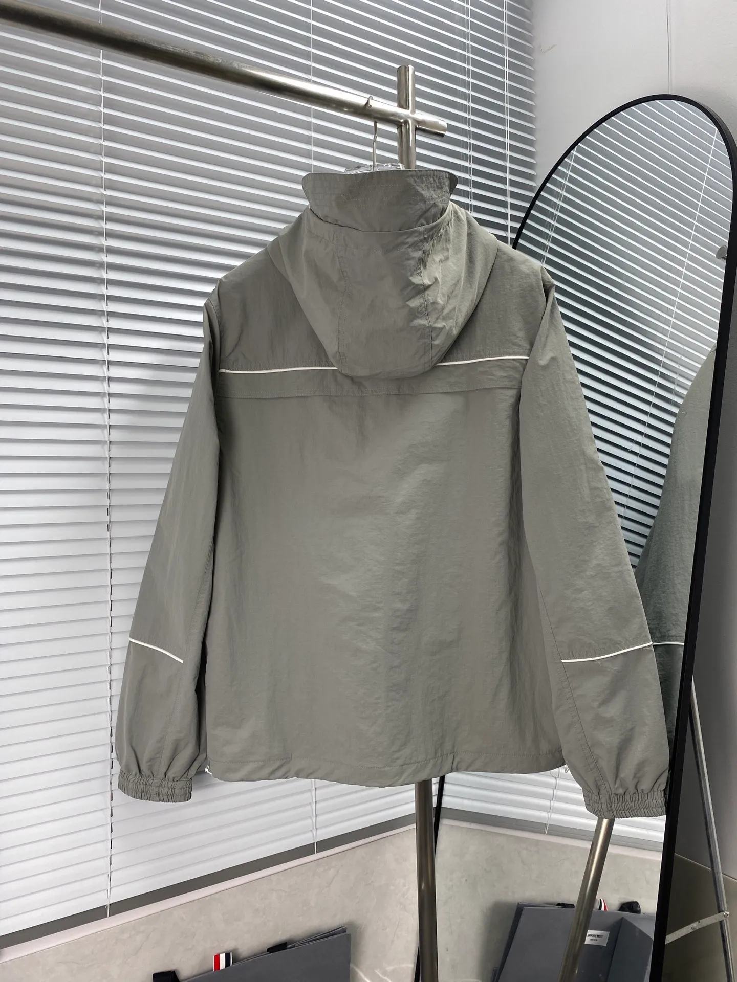 THOM BROWNE ：Light Green Navy Blue Gray Sizes：1234